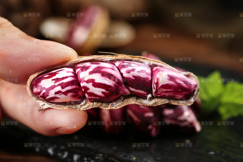 深底上的七彩花生