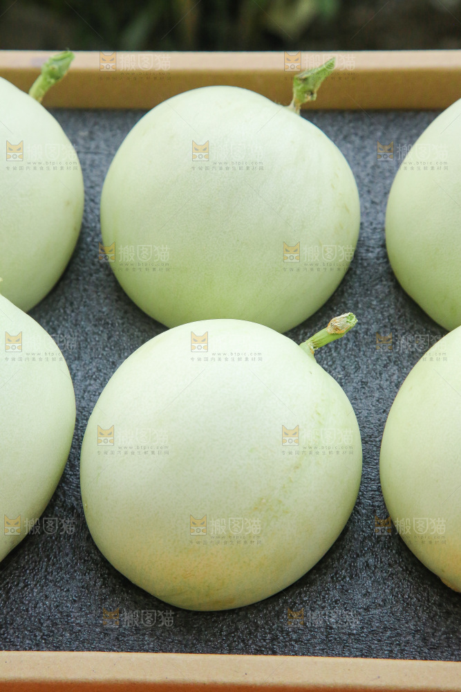 手里拿着玉菇甜瓜