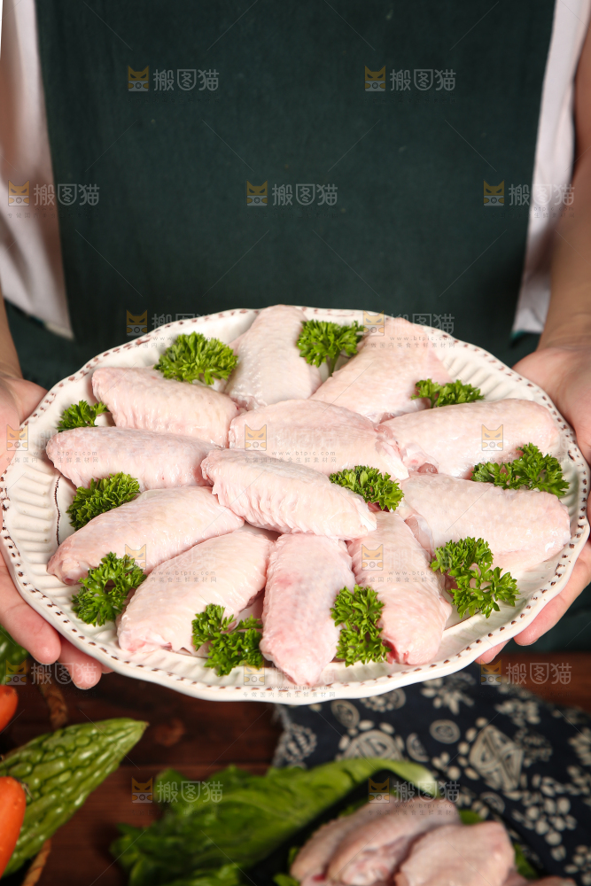 深底上的鸡翅中