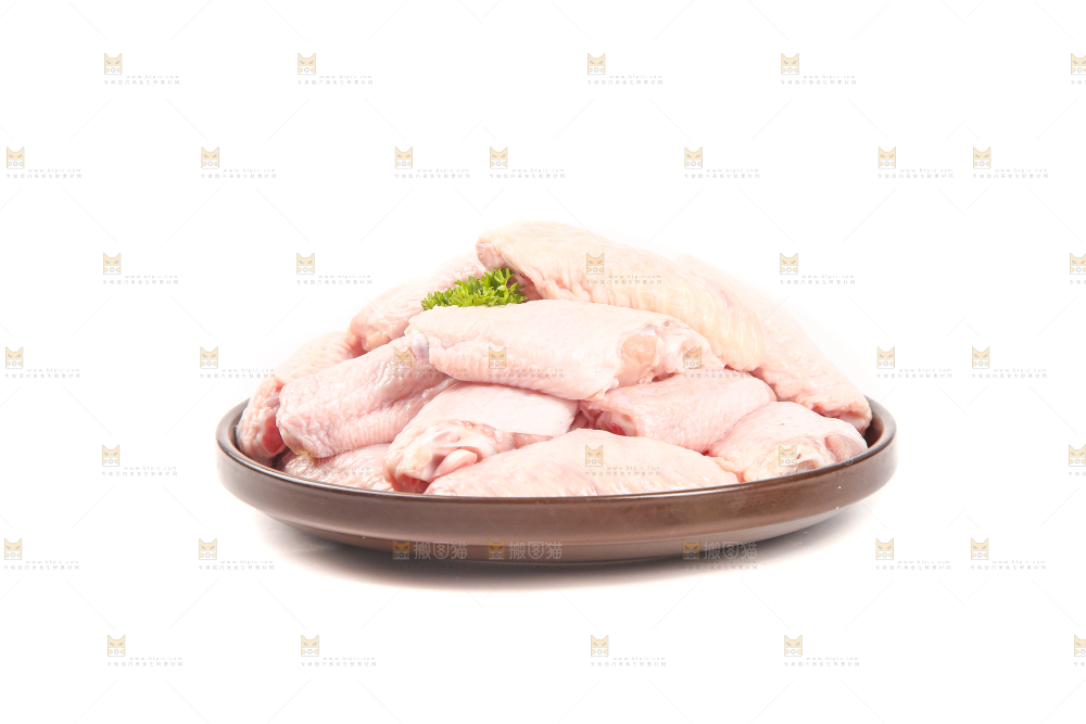 白底上的新鲜鸡翅中
