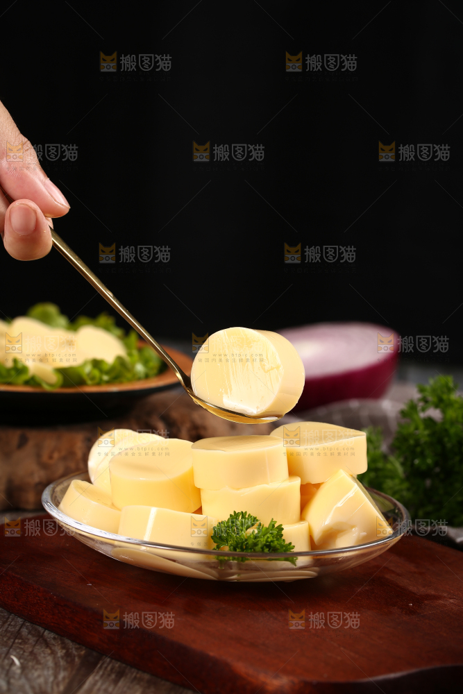 深底上的鸡蛋豆腐
