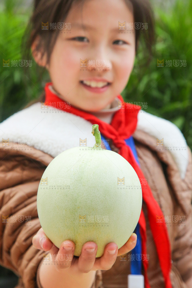 手里拿着玉菇甜瓜