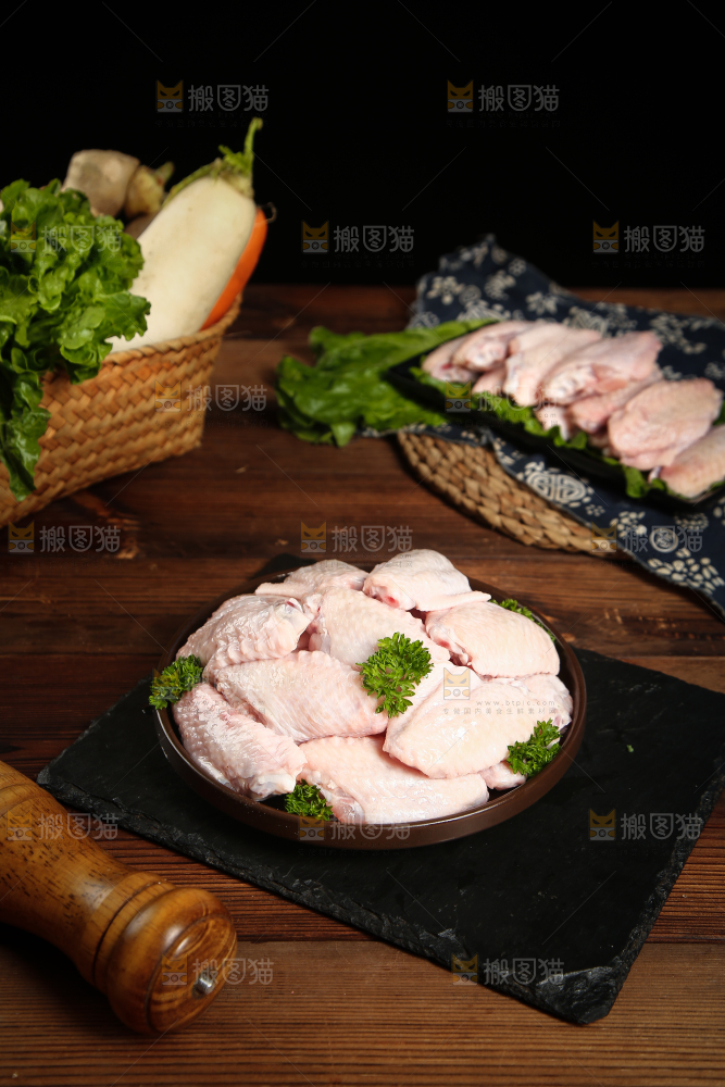 深底上的鸡翅中