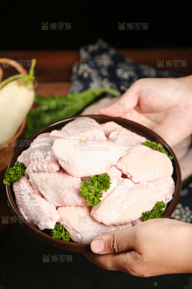 深底上的鸡翅中