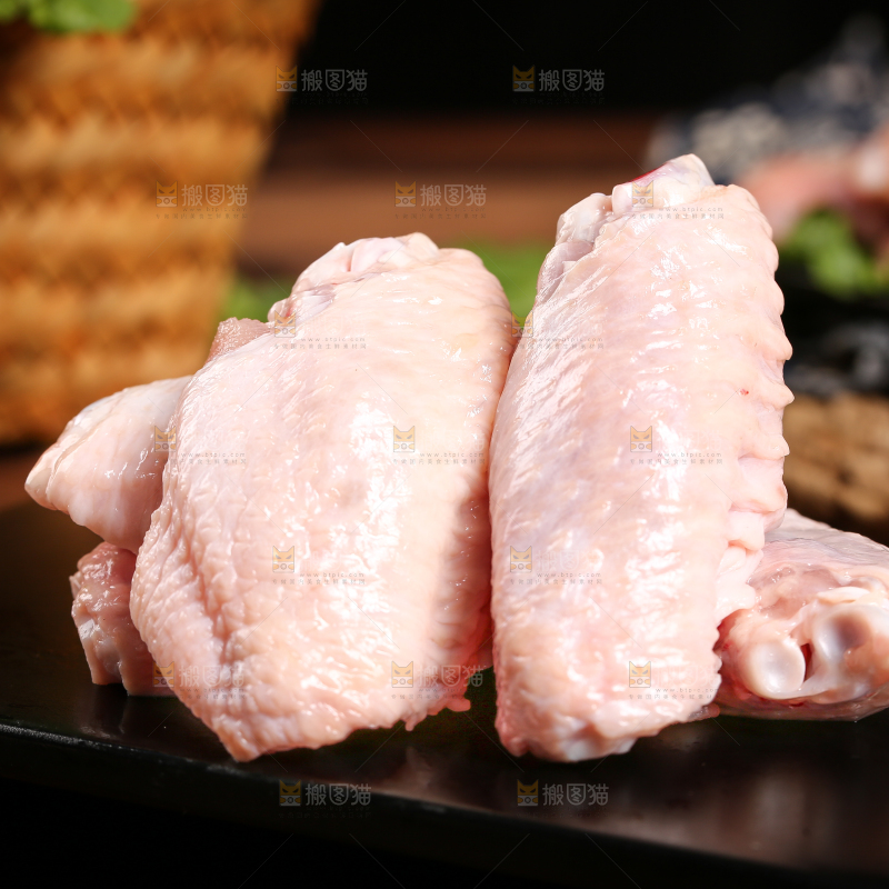 深底上的鸡翅中