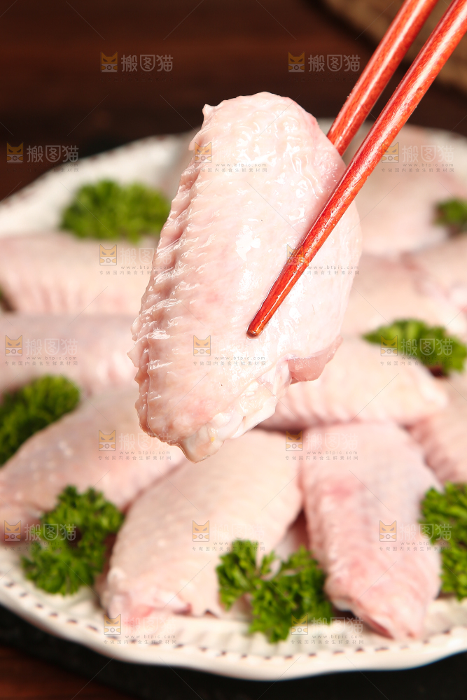 深底上的鸡翅中