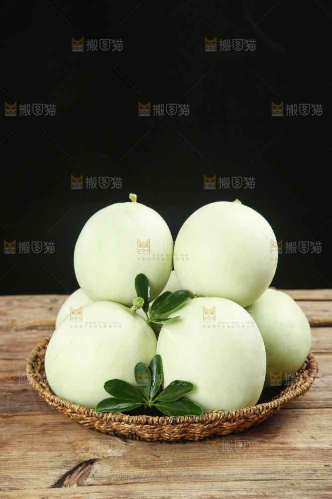 木底上的玉菇甜瓜
