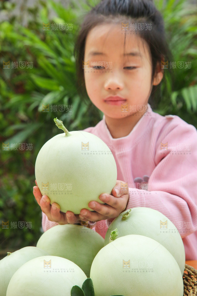 手里拿着玉菇甜瓜