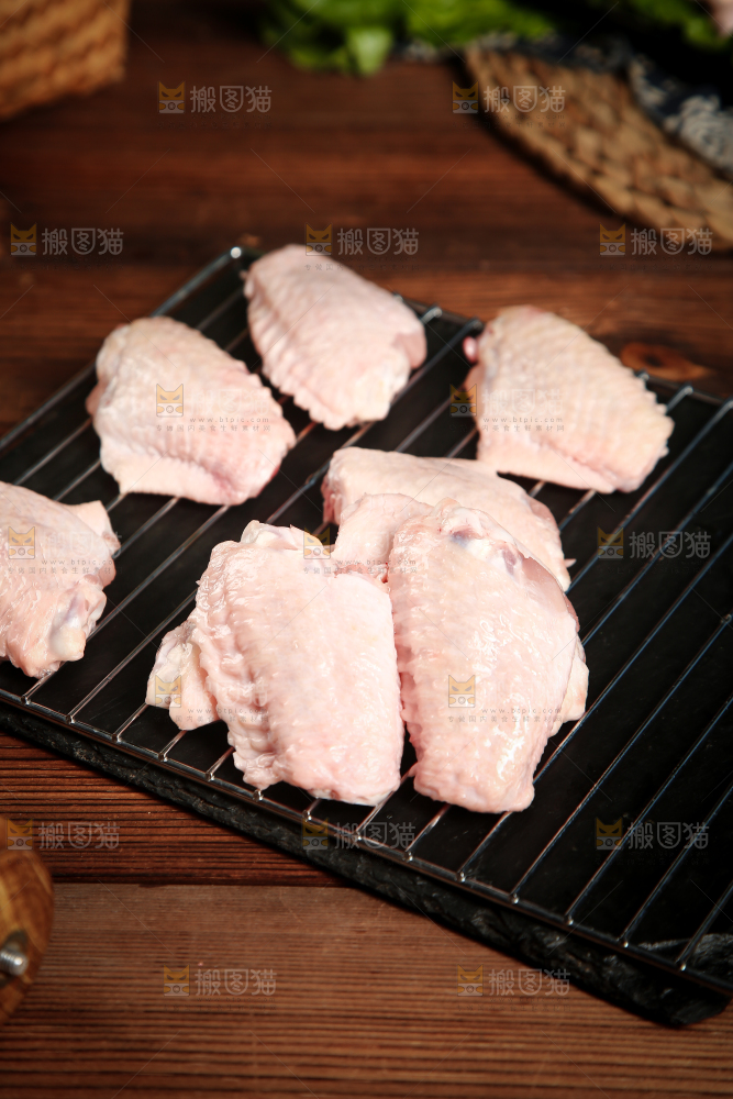 深底上的鸡翅中