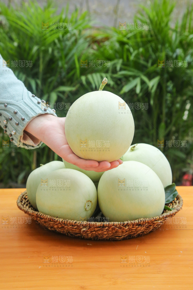 手里拿着玉菇甜瓜