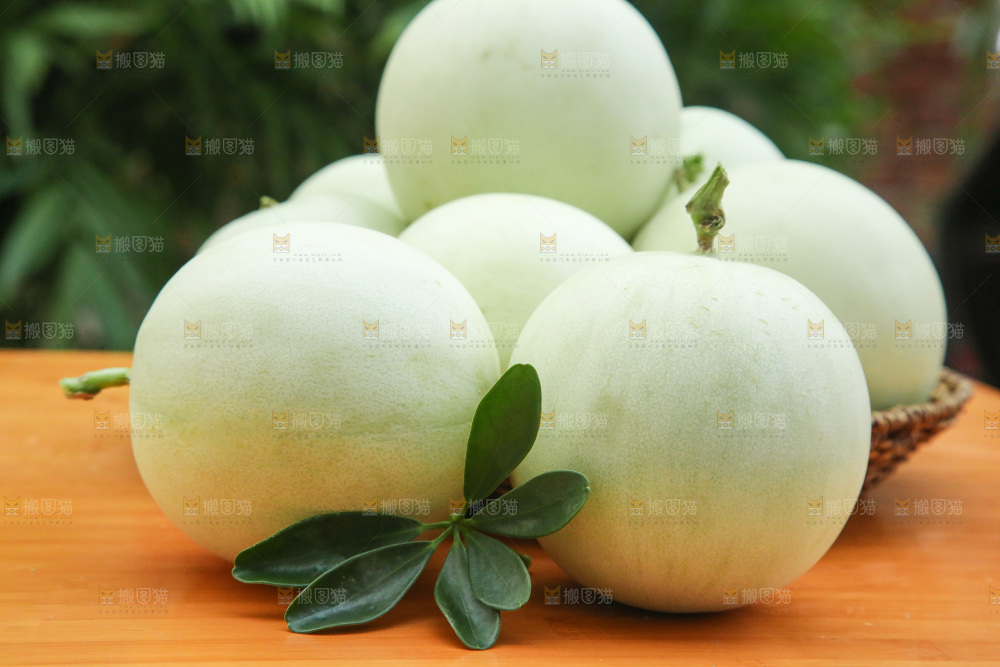 手里拿着玉菇甜瓜