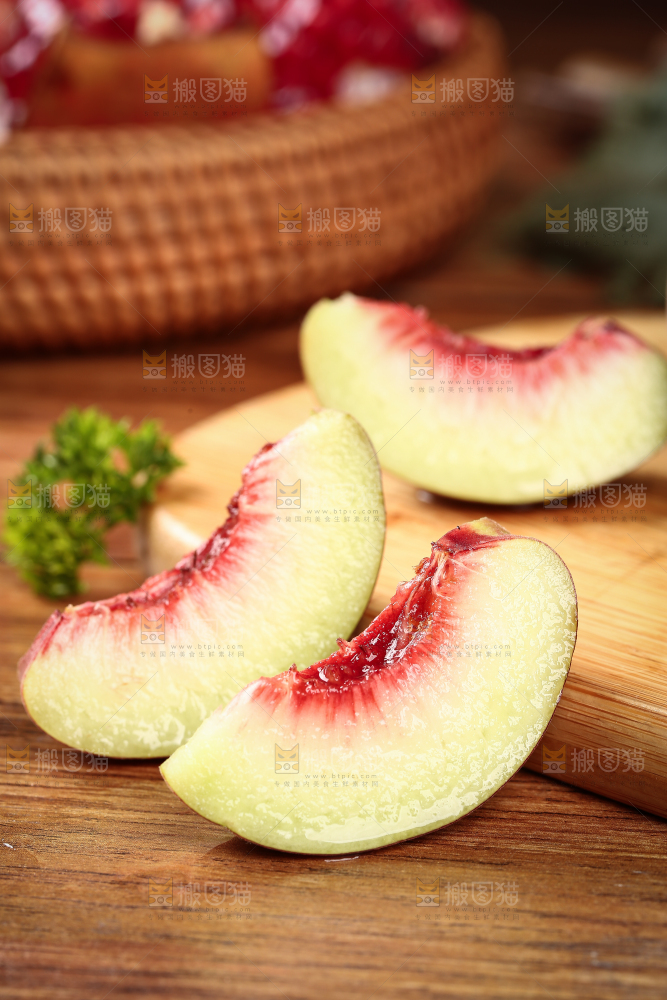 木底上的青州蜜桃