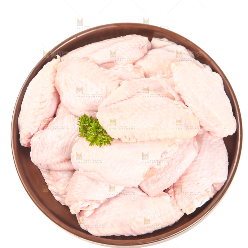 白底上的新鲜鸡翅中