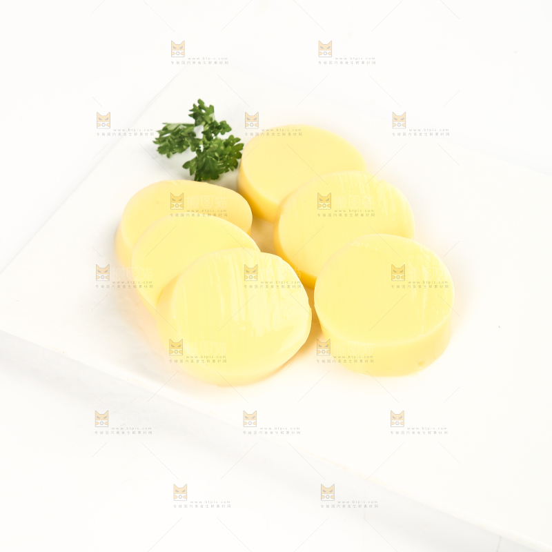 白底上的鸡蛋豆腐