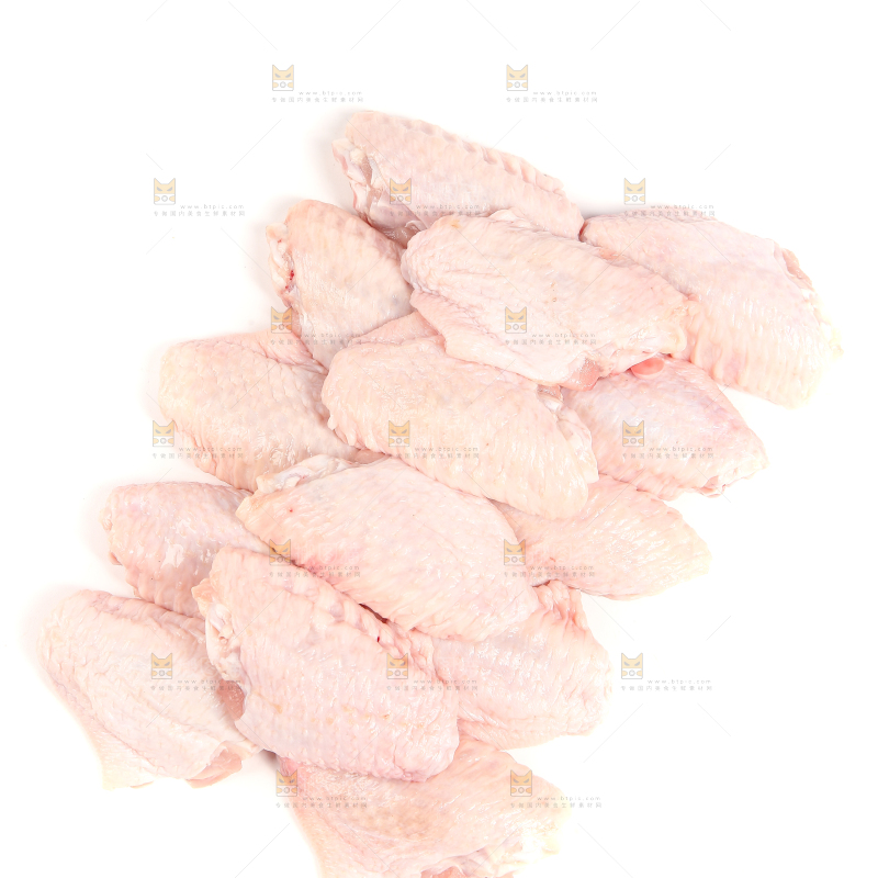 白底上的新鲜鸡翅中