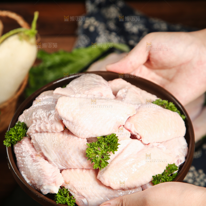 深底上的鸡翅中