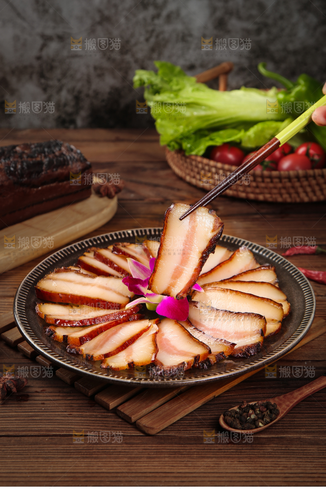 深底上的烟熏腊肉