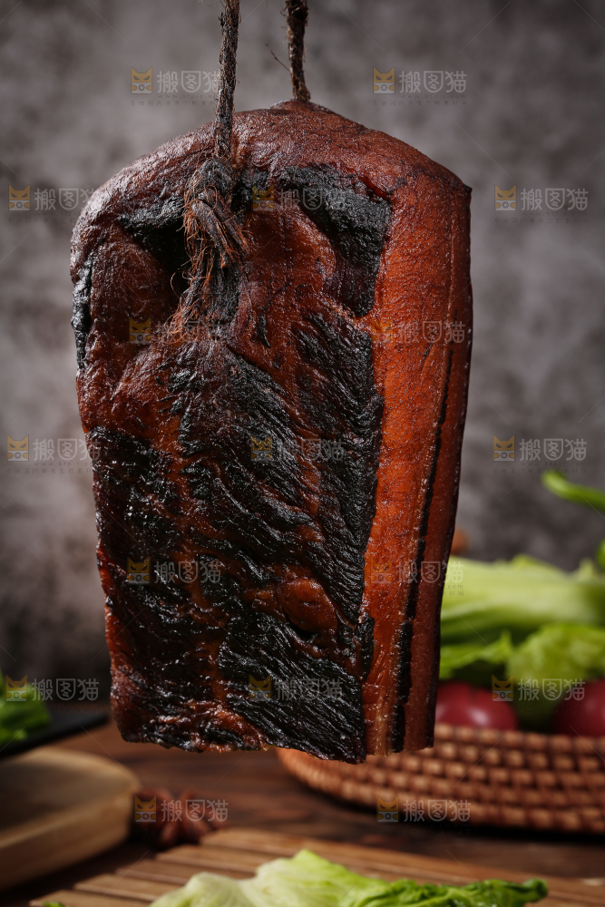 深底上的烟熏腊肉