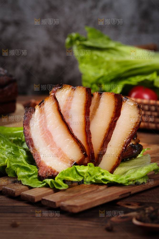 深底上的烟熏腊肉