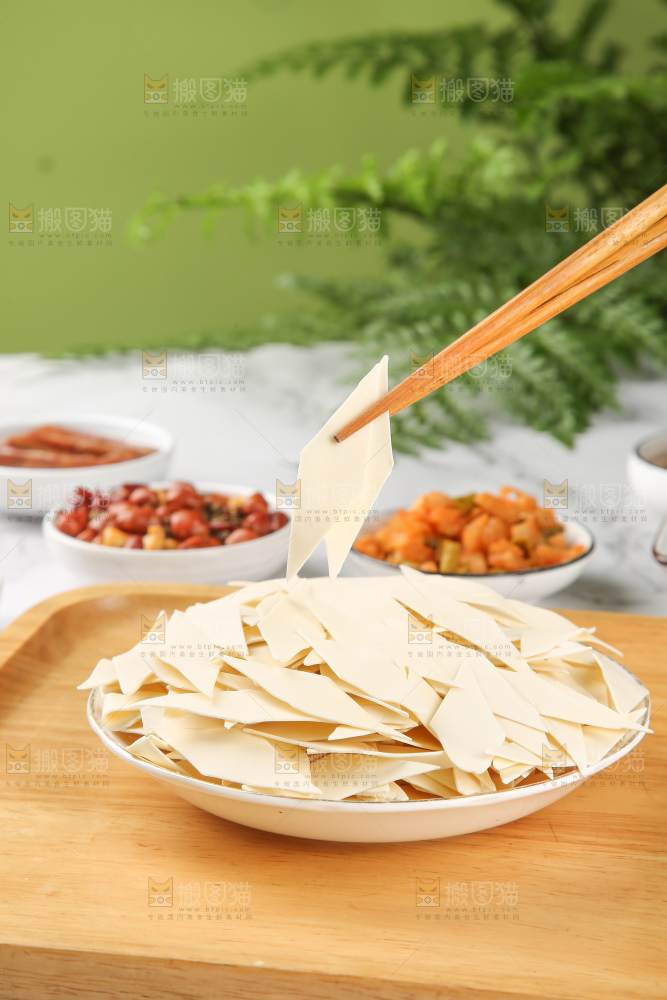 浅底上的刀削面片