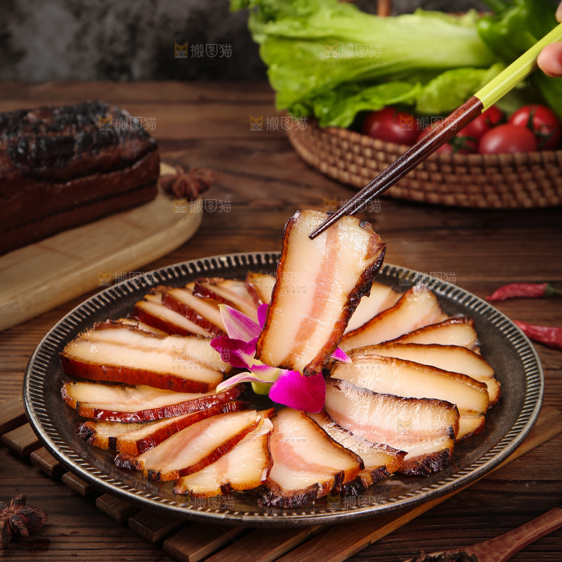 深底上的烟熏腊肉