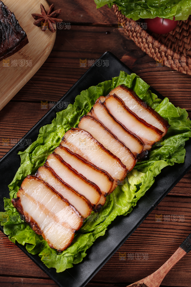 深底上的烟熏腊肉