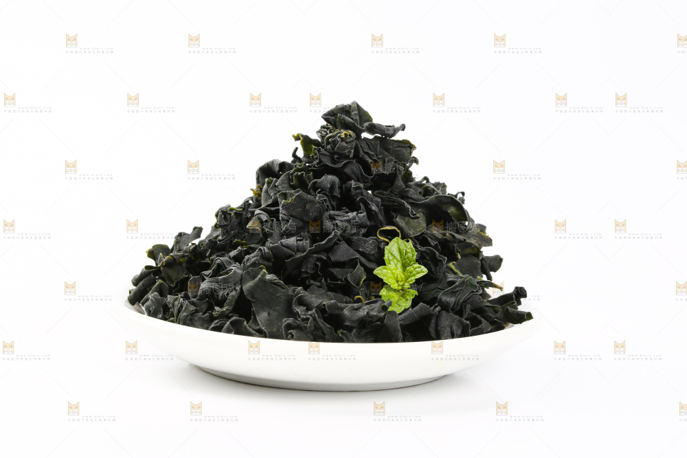 白底上的裙带菜