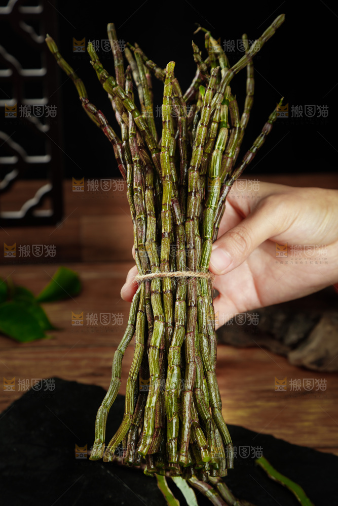 深底上的石斛鲜条