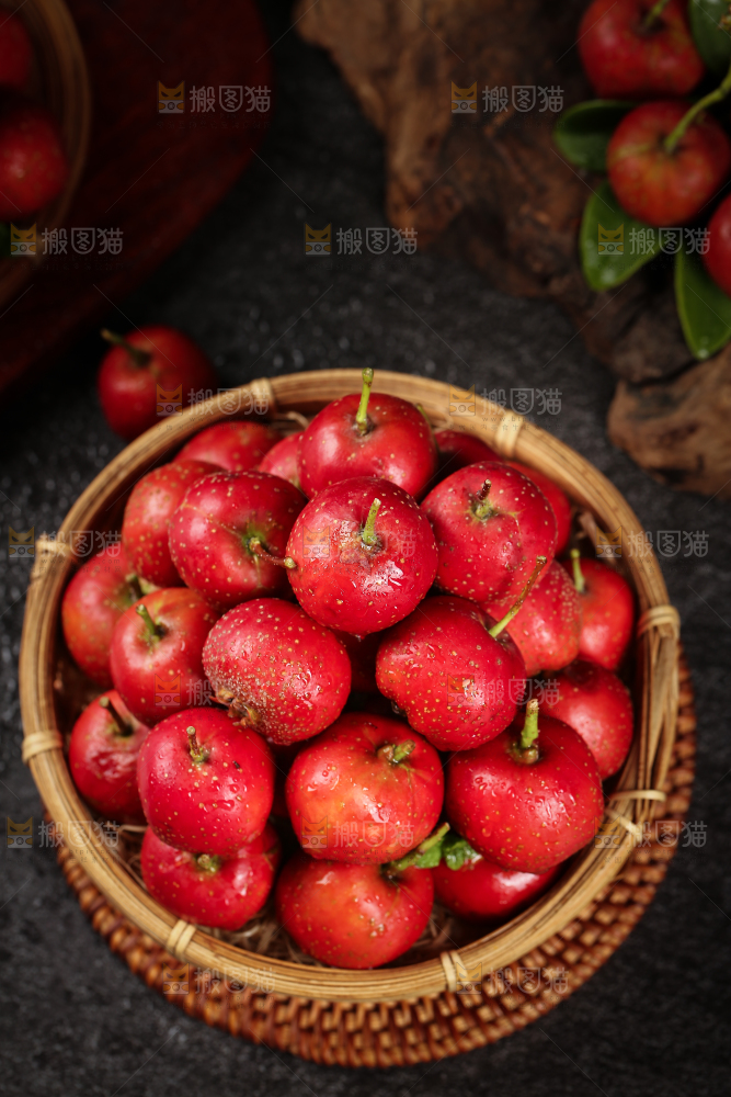 深底上的新鲜山楂