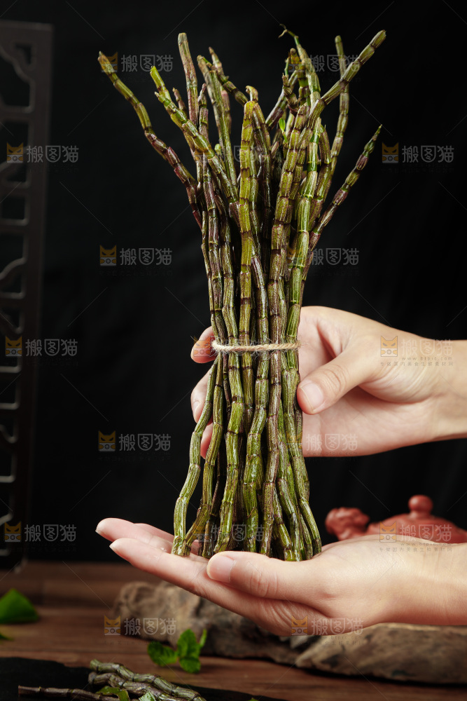 深底上的石斛鲜条