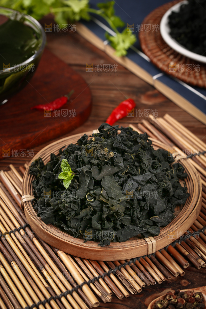深底上的裙带菜