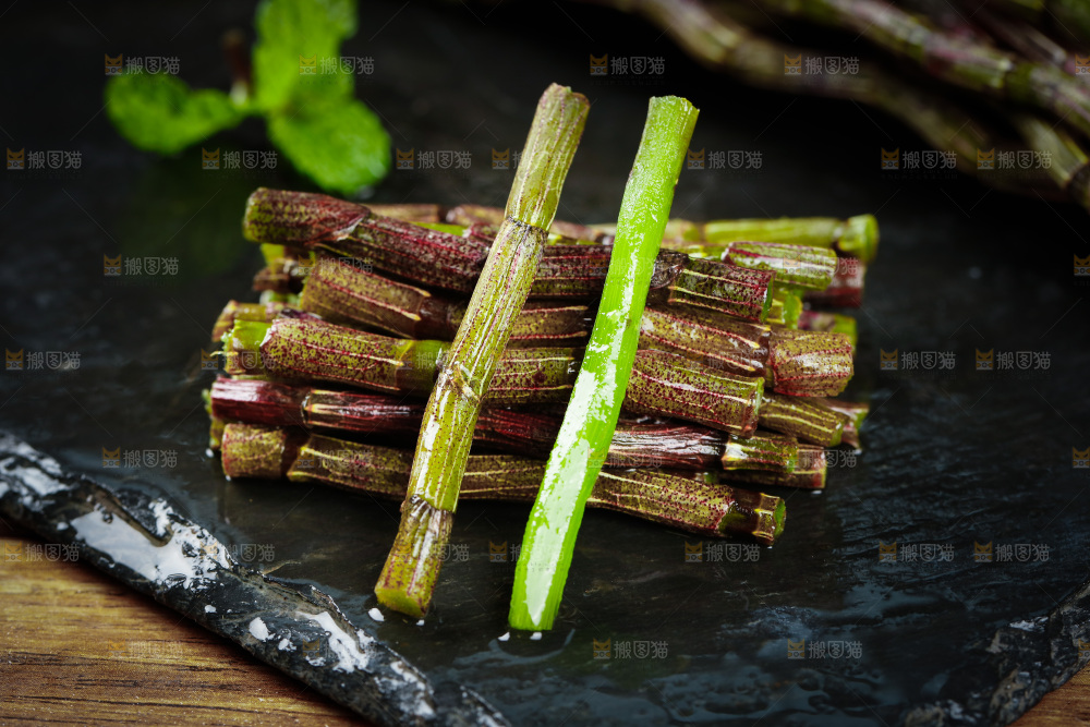 深底上的石斛鲜条