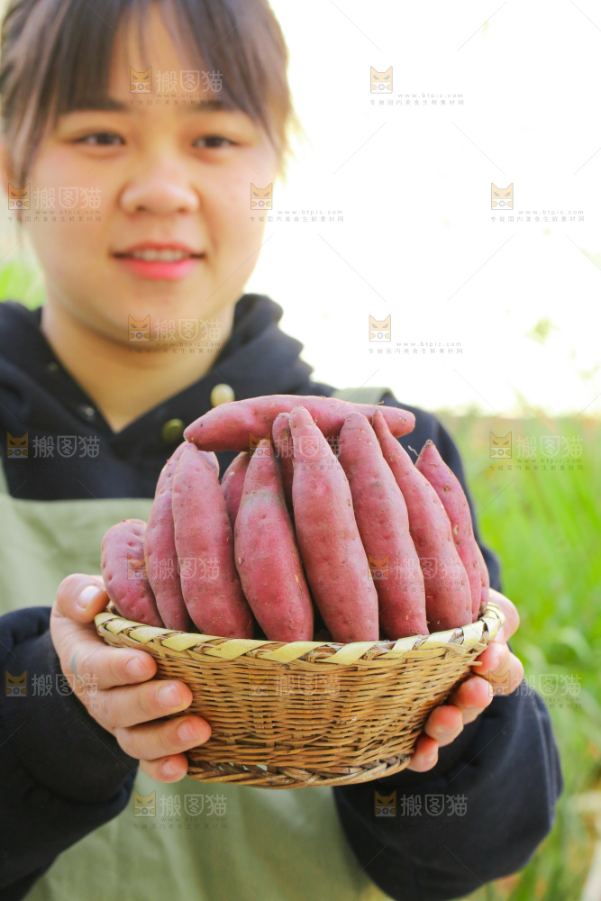 手里拿着小香薯