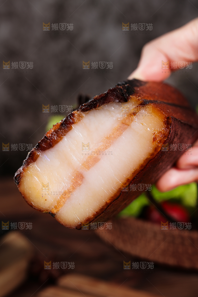深底上的烟熏腊肉