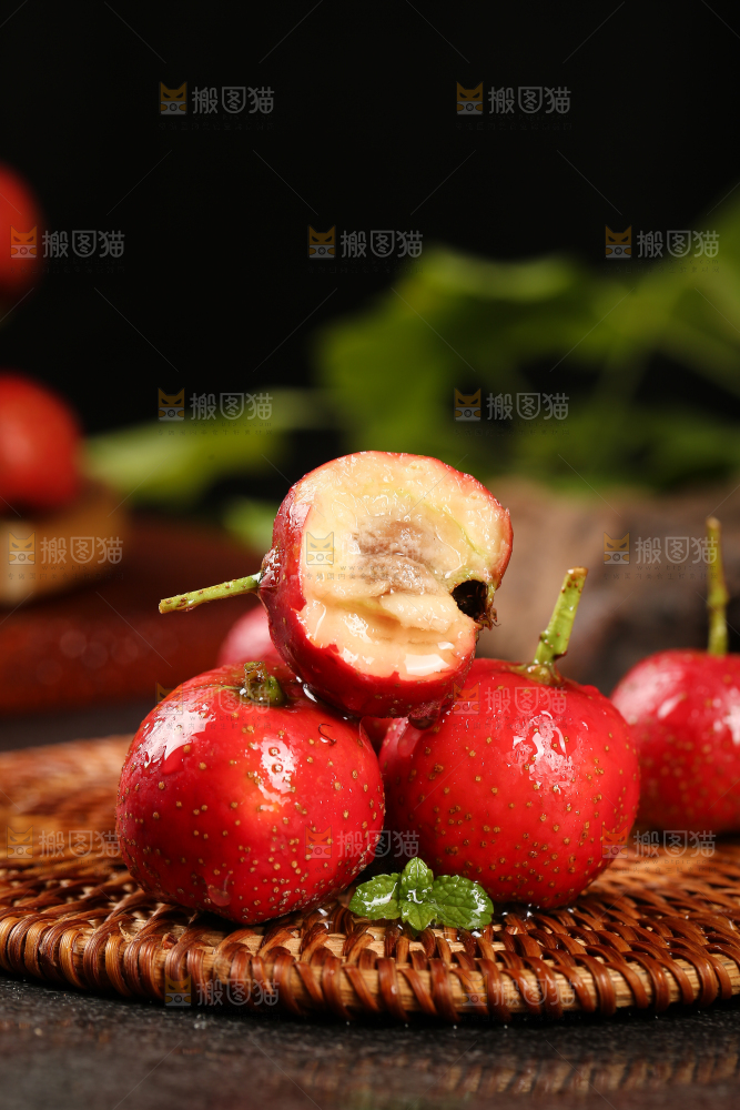 深底上的新鲜山楂
