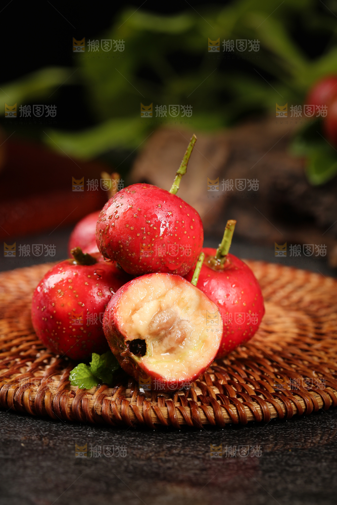 深底上的新鲜山楂