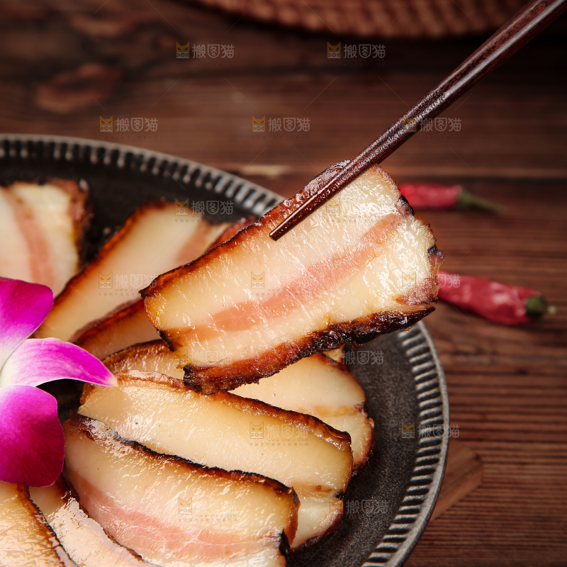深底上的烟熏腊肉