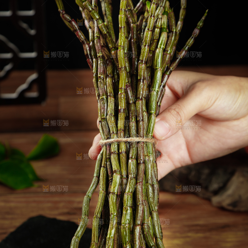 深底上的石斛鲜条