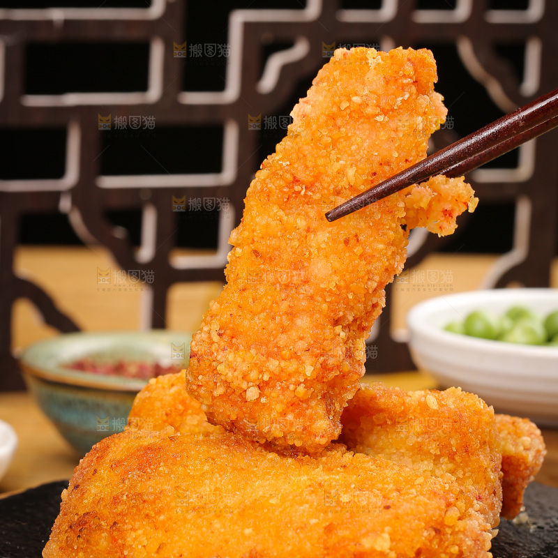 木底上的炸鱼块
