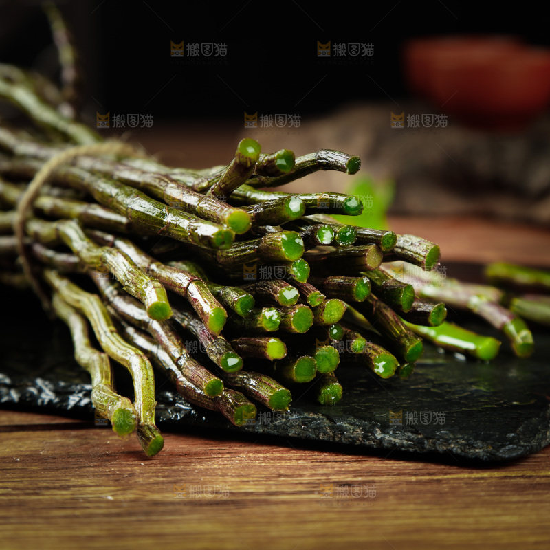 深底上的石斛鲜条