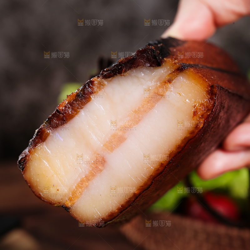 深底上的烟熏腊肉