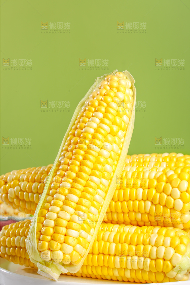 浅底放着水果玉米