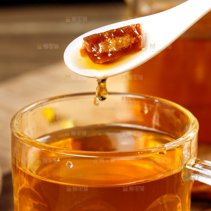 深底上的红糖块