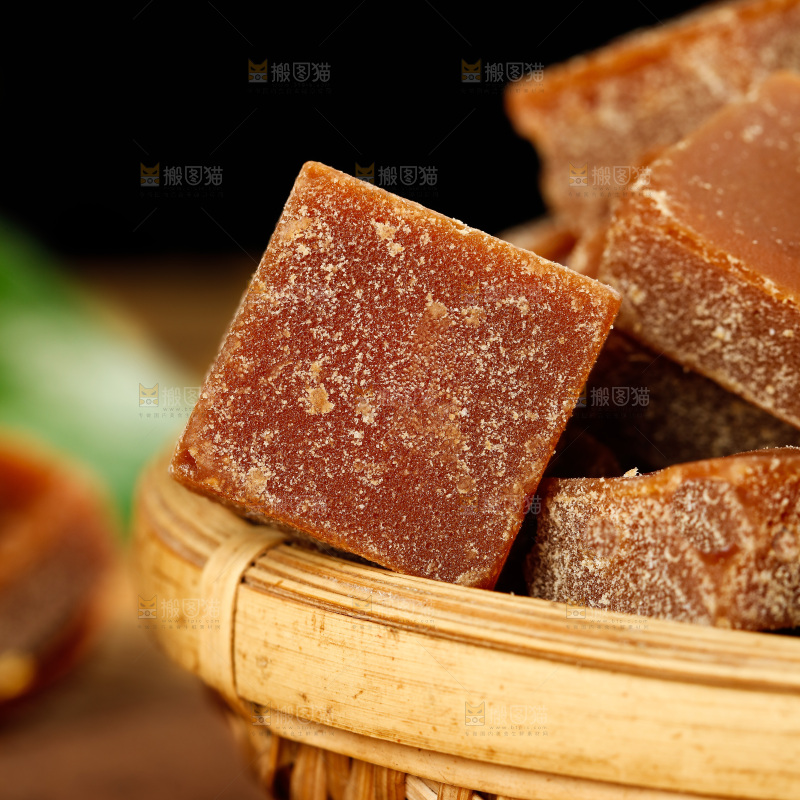 深底上的红糖块