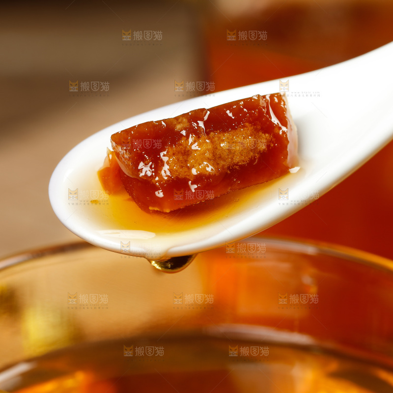 深底上的红糖块