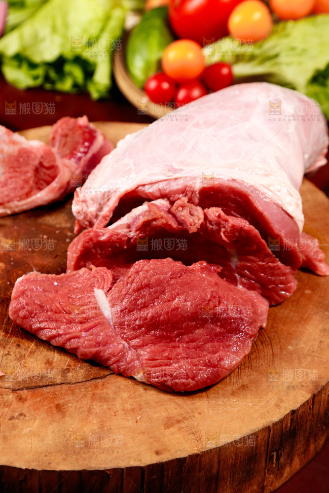 深底上的新鲜牛肉