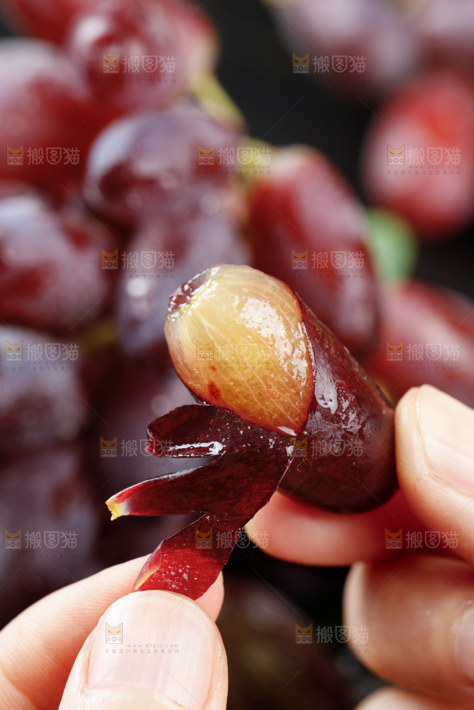 深底上的金手指葡萄