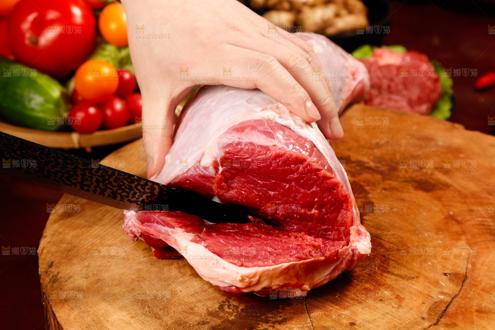 深底上的新鲜牛肉
