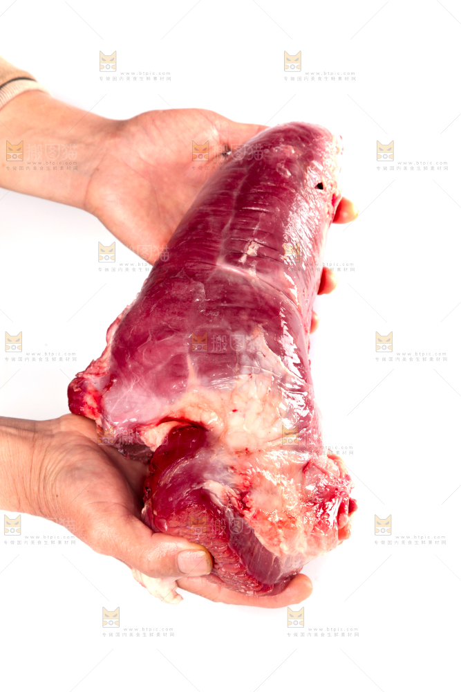 白底上的新鲜牛肉