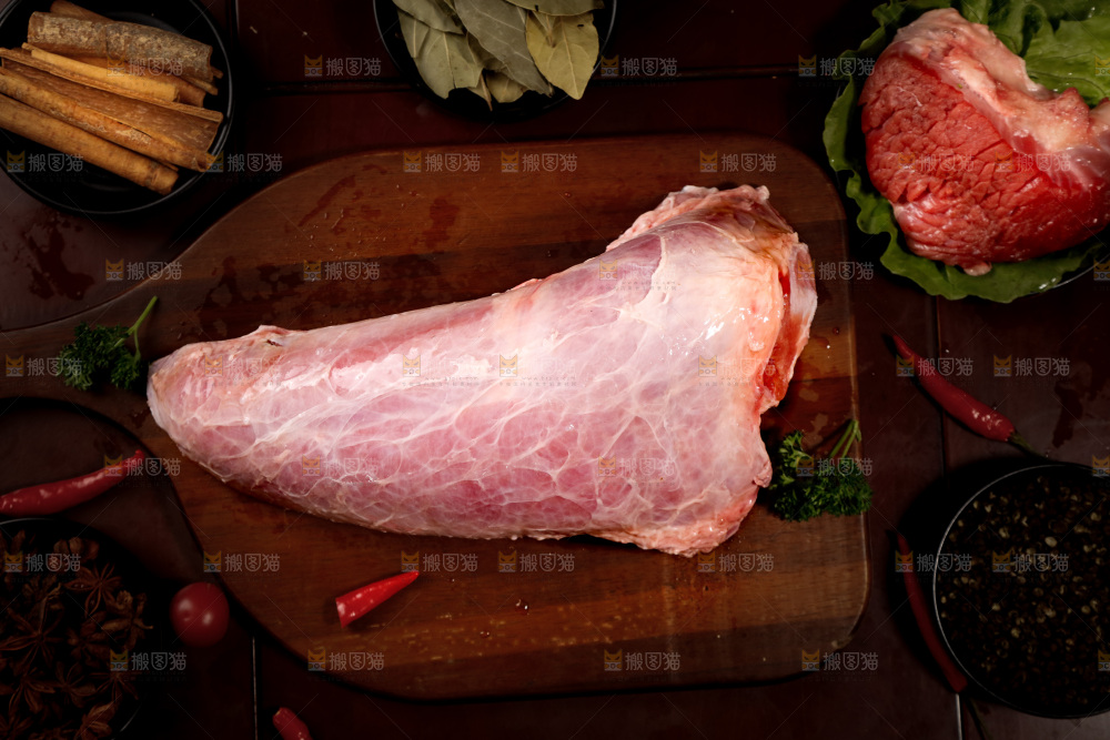深底上的新鲜牛肉